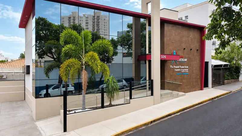 Entrada com rampa de acessibilidade da Clínica Vasculart